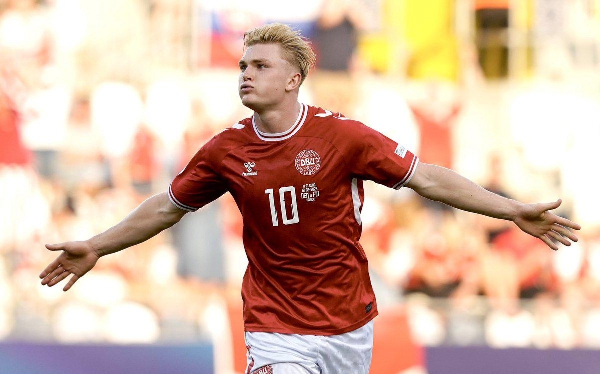 球星突破防线送出助攻